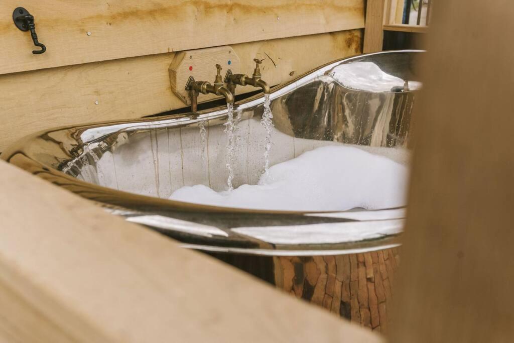 Апартаменты Island Hut - Outdoor Bath Tub, Firepit And Water Equipment Saltford Экстерьер фото